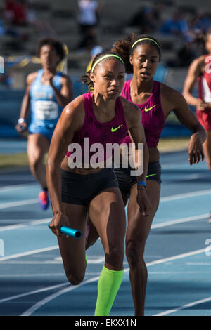 Allyson Felix nimmt den Stab in einem Staffellauf an der Drake Stadion UCLA während der Rafer Johnson/Jackie Joyner-Kersee laden 15 Stockfoto