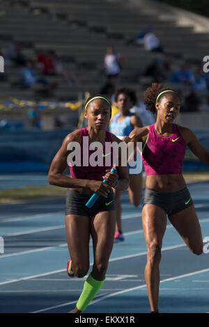 Allyson Felix nimmt den Stab in einem Staffellauf an der Drake Stadion UCLA während der Rafer Johnson/Jackie Joyner-Kersee laden 15 Stockfoto