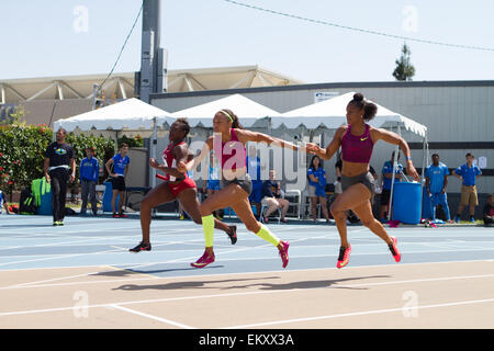 Allyson Felix nimmt den Stab in einem Staffellauf an der Drake Stadion UCLA während der Rafer Johnson/Jackie Joyner-Kersee laden 15 Stockfoto