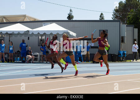 Allyson Felix nimmt den Stab in einem Staffellauf an der Drake Stadion UCLA während der Rafer Johnson/Jackie Joyner-Kersee laden 15 Stockfoto