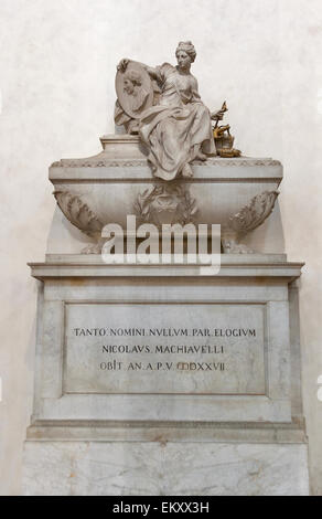 Das Grab des Philosophen Niccolo Machiavelli in der Basilika di Santa Croce in Florenz, Italien. Machiavellis bekanntestes Werk ist Stockfoto