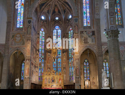 Innenraum der Basilika von Santa Croce oder Basilika des Heiligen Kreuzes, gebaut im 15. Jahrhundert in Florenz, Italien Stockfoto