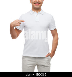 lächelnder Mann im T-shirt Zeigefinger auf sich selbst Stockfoto