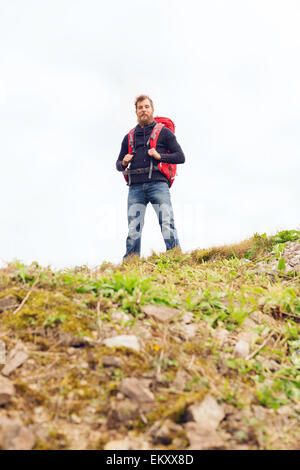 Touristen mit Bart und Rucksack Hände erhebend Stockfoto