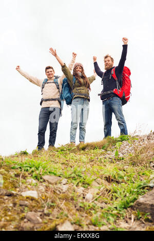 Gruppe von lächelnden Freunde mit Rucksäcke wandern Stockfoto