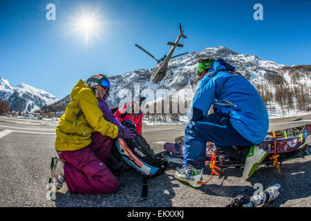 Eine Gruppe von Skifahrern sind mit dem Hubschrauber nach dem Skifahren abseits der Piste in Val d'Isère abgesetzt. Stockfoto