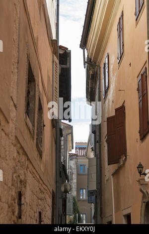 Schmale Straße Porec in Istrien, Kroatien Stockfoto