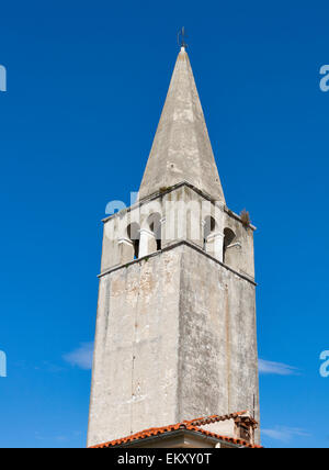 Glockenturm der Euphrasius-Basilika gegen blauen Himmel in Porec, Istrien, Kroatien. UNESCO-Weltkulturerbe. Stockfoto