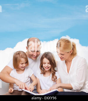 glückliche Familie mit Buch zu Hause Stockfoto