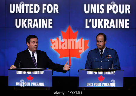 (150414) - OTTAWA, 14. April 2015 (Xinhua)--Kanadas Verteidigung-Minister Jason Kenney (L) und Chief of Defence Staff General Thomas Lawson beantworten Sie Fragen aus den Medien während einer Pressekonferenz, die nach einem Briefing über die aktuelle Sicherheitslage in der Ukraine mit der kanadische Premierminister Stephen Harper, an Abteilung der nationalen Verteidigung Hauptsitz in Ottawa, Kanada am 14. April 2015. Kanada sagte, dass erhebliche zusätzliche militärische Hilfe für die Schulen und Aufbau der Kapazitäten der ukrainischen Streitkräfte, Harper Dienstag. (Xinhua/David Kawai) Stockfoto