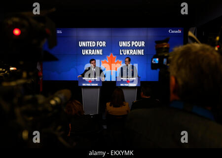 (150414) - OTTAWA, 14. April 2015 (Xinhua)--Kanadas Verteidigung-Minister Jason Kenney (L) und Chief of Defence Staff General Thomas Lawson beantworten Sie Fragen aus den Medien während einer Pressekonferenz, die nach einem Briefing über die aktuelle Sicherheitslage in der Ukraine mit der kanadische Premierminister Stephen Harper, an Abteilung der nationalen Verteidigung Hauptsitz in Ottawa, Kanada am 14. April 2015. Kanada sagte, dass erhebliche zusätzliche militärische Hilfe für die Schulen und Aufbau der Kapazitäten der ukrainischen Streitkräfte, Harper Dienstag. (Xinhua/David Kawai) Stockfoto