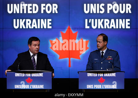 (150414) - OTTAWA, 14. April 2015 (Xinhua)--Kanadas Verteidigung-Minister Jason Kenney (L) und Chief of Defence Staff General Thomas Lawson beantworten Sie Fragen aus den Medien während einer Pressekonferenz, die nach einem Briefing über die aktuelle Sicherheitslage in der Ukraine mit der kanadische Premierminister Stephen Harper, an Abteilung der nationalen Verteidigung Hauptsitz in Ottawa, Kanada am 14. April 2015. Kanada sagte, dass erhebliche zusätzliche militärische Hilfe für die Schulen und Aufbau der Kapazitäten der ukrainischen Streitkräfte, Harper Dienstag. (Xinhua/David Kawai) Stockfoto