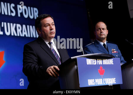 (150414) - OTTAWA, 14. April 2015 (Xinhua)--Kanadas Verteidigung-Minister Jason Kenney (L) und Chief of Defence Staff General Thomas Lawson beantworten Sie Fragen aus den Medien während einer Pressekonferenz, die nach einem Briefing über die aktuelle Sicherheitslage in der Ukraine mit der kanadische Premierminister Stephen Harper, an Abteilung der nationalen Verteidigung Hauptsitz in Ottawa, Kanada am 14. April 2015. Kanada sagte, dass erhebliche zusätzliche militärische Hilfe für die Schulen und Aufbau der Kapazitäten der ukrainischen Streitkräfte, Harper Dienstag. (Xinhua/David Kawai) Stockfoto