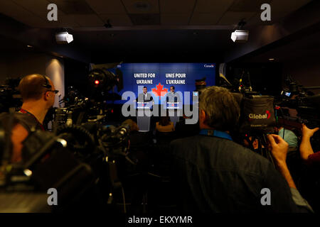 (150414) - OTTAWA, 14. April 2015 (Xinhua)--Kanadas Verteidigung-Minister Jason Kenney (L) und Chief of Defence Staff General Thomas Lawson beantworten Sie Fragen aus den Medien während einer Pressekonferenz, die nach einem Briefing über die aktuelle Sicherheitslage in der Ukraine mit der kanadische Premierminister Stephen Harper, an Abteilung der nationalen Verteidigung Hauptsitz in Ottawa, Kanada am 14. April 2015. Kanada sagte, dass erhebliche zusätzliche militärische Hilfe für die Schulen und Aufbau der Kapazitäten der ukrainischen Streitkräfte, Harper Dienstag. (Xinhua/David Kawai) Stockfoto