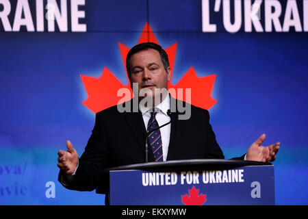 (150414) - OTTAWA, 14. April 2015 (Xinhua)--Kanadas Defence Minister Jason Kenney beantwortet Fragen aus den Medien im Rahmen einer Pressekonferenz mit Leiter der Defence Staff General Thomas Lawson (nicht im Bild), nach einem Briefing über die aktuelle Sicherheitslage in der Ukraine mit der kanadische Premierminister Stephen Harper, an Abteilung der nationalen Verteidigung Hauptsitz in Ottawa, Kanada am 14. April , 2015. Kanada sagte, dass erhebliche zusätzliche militärische Hilfe für die Schulen und Aufbau der Kapazitäten der ukrainischen Streitkräfte, Harper Dienstag. (Xinhua/David Kawai) Stockfoto