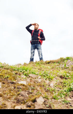 Touristen mit Bart und Rucksack weit wegschauen Stockfoto