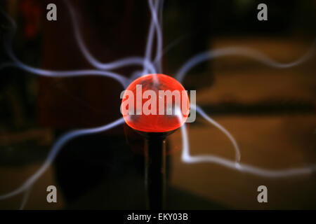 Plasma-Kugel mit glatten Magenta-blaue Flammen Stockfoto