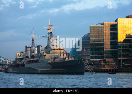 HMS Belfast Museum Schiff Royal Navy Kreuzer, Ankern in London auf der Themse und wird betrieben von Imperial War Museum. Stockfoto