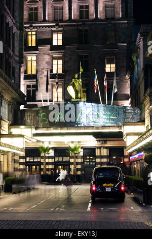 Eingang zum Savoy Hotel, Strand, London, UK Stockfoto