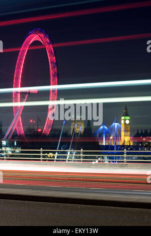 Ampel-Trails auf Waterloo Bridge, London Eye und Big Ben im Hintergrund, London, UK Stockfoto