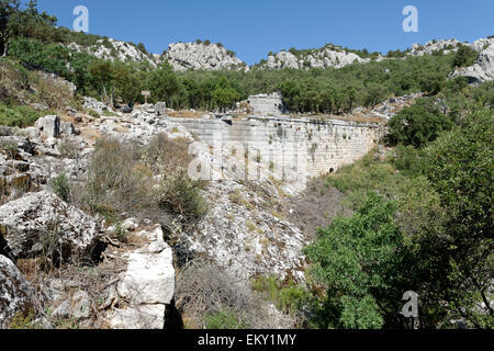 Abschnitt der oberen Stadtmauer, die Säulenstraße im Zentrum der Stadt unterstützt. Termessos, Südtürkei. Stockfoto