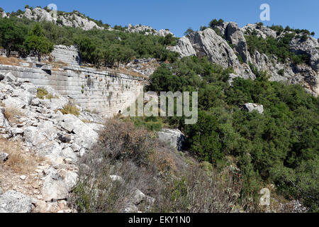 Abschnitt der oberen Stadtmauer, die Säulenstraße im Zentrum der Stadt unterstützt. Termessos, Südtürkei. Stockfoto