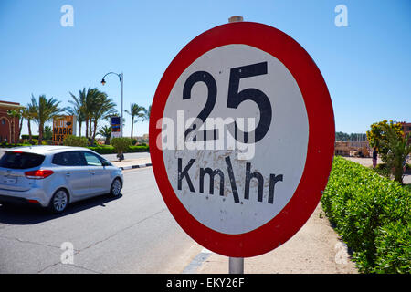 25 km h Schild El-Salam Road Sharm El Sheikh Ägypten Stockfoto