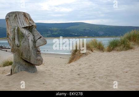 Barmouth North Wales riesigen geschnitzten bewaldeten Kopf auf Sanddünen Moai von Ostern Insel Stil Bildhauerei an Ynys y Brawd Dünen Nordwales Stockfoto