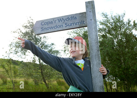 Ein Junge bereitet zu erklimmen, Mount Snowdon Snowdonia stand neben dem Weg-Zeichen Stockfoto