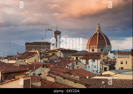 Florenz Skyline, Blick über die Dächer von Florenz mit dem Dom und Campanile der Kathedrale von einem Sonnenuntergang, Firenze, Toskana, Italien beleuchtet. Stockfoto