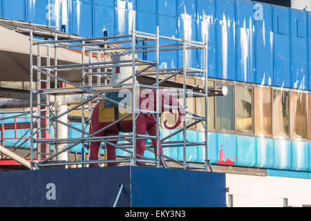 Statue von der Elephant &amp; Castle eingehülltes Gerüst vor dem Umzug - visuelle Metapher für die Regeneration des Bereichs Stockfoto