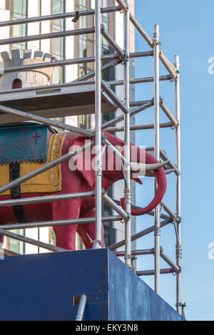 Statue von der Elephant &amp; Castle eingehülltes Gerüst vor dem Umzug - visuelle Metapher für die Regeneration des Bereichs Stockfoto