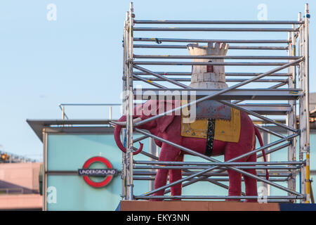 Statue von der Elephant &amp; Castle eingehülltes Gerüst vor dem Umzug - visuelle Metapher für die Regeneration des Bereichs Stockfoto