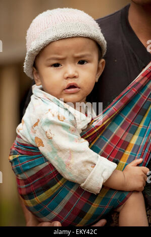 Eine junge Karen Flüchtlingskind In einer Schlinge getragen; Noh Poh Mae Sot Chiang Mai in Thailand Stockfoto