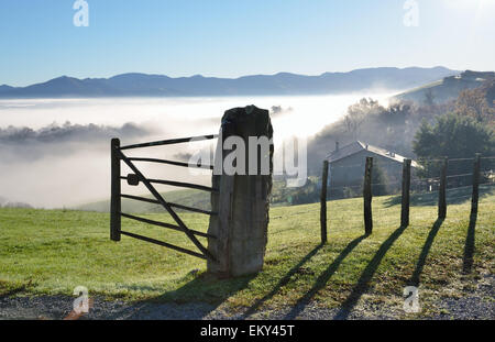 Ausläufern n Nebel, Pays Basque Stockfoto