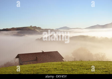 Ausläufern n Nebel, Pays Basque Stockfoto