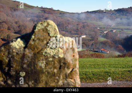 Weiler am grünen Hang in Pyrenäen, Pays Basque Stockfoto