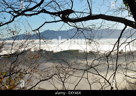 Ausläufern n Nebel, Pays Basque Stockfoto