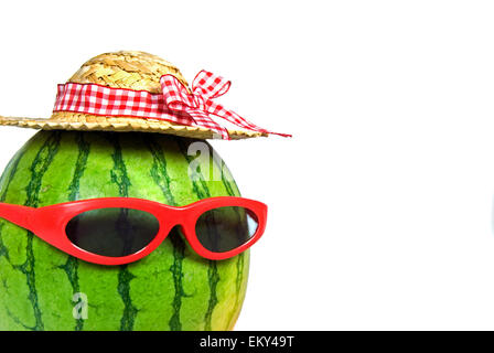 Wassermelone mit rote Sonnenbrille und Strohhut isoliert auf weiss. Stockfoto