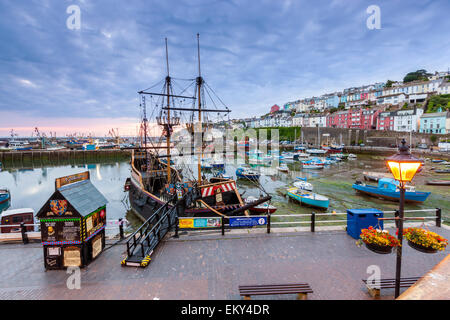 Nachbau der englischen Galeone Golden Hind, in Brixham Hafen, South Devon, England, Vereinigtes Königreich, Europa. Stockfoto