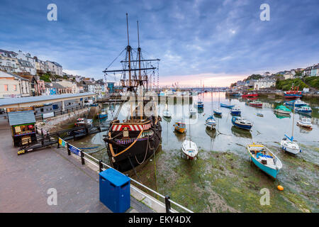 Nachbau der englischen Galeone Golden Hind, in Brixham Hafen, South Devon, England, Vereinigtes Königreich, Europa. Stockfoto