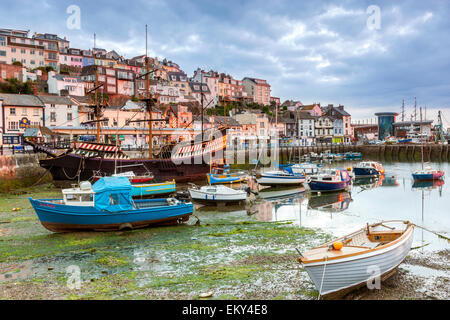 Nachbau der englischen Galeone Golden Hind, in Brixham Hafen, South Devon, England, Vereinigtes Königreich, Europa. Stockfoto