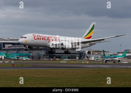 Ethiopian Airlines Boeing 787 Dreamliner ET-ASG landet auf dem Flughafen Dublin Stockfoto