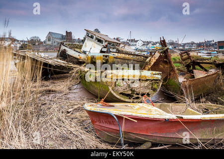 Alte Boote bei Ebbe auf dem Fluss Exe bei Topsham, Devon, England, United Kingdom, Europe. Stockfoto