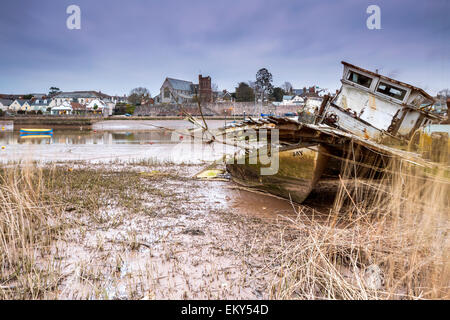 Alte Boote bei Ebbe auf dem Fluss Exe bei Topsham, Devon, England, United Kingdom, Europe. Stockfoto