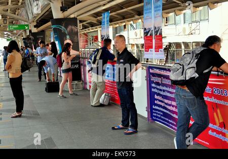 Bangkok, Thailand-Passagiere auf der Plattform der Sala Daeng Station wartet eine BTS Skytrain Stockfoto