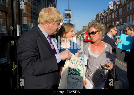 Teddington, Middlesex, Großbritannien. 14. April 2015.  Boris Johnson - der Bürgermeister von London - Besuch Teddington im Rahmen der konservativen Wahlwerbung.  Er tourte um unabhängige Geschäfte in der High Street treffen Menschen vor Ort, begleitet von Dr. Tania Mathias dem konservativen parlamentarischen Anwärter für Twickenham und auch Zac Goldsmith konservative Wartungstafel für Richmond Park. Bildnachweis: Emma Durnford/Alamy Live-Nachrichten Stockfoto