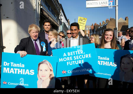 Teddington, Middlesex, Großbritannien. 14. April 2015.  Boris Johnson - der Bürgermeister von London - Besuch Teddington im Rahmen der konservativen Wahlwerbung.  Er tourte um unabhängige Geschäfte in der High Street treffen Menschen vor Ort, begleitet von Dr. Tania Mathias dem konservativen parlamentarischen Anwärter für Twickenham und auch Zac Goldsmith konservative Wartungstafel für Richmond Park. Bildnachweis: Emma Durnford/Alamy Live-Nachrichten Stockfoto