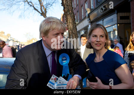 Teddington, Middlesex, Großbritannien. 14. April 2015.  Boris Johnson - der Bürgermeister von London - Besuch Teddington im Rahmen der konservativen Wahlwerbung.  Er tourte um unabhängige Geschäfte in der High Street treffen Menschen vor Ort, begleitet von Dr. Tania Mathias dem konservativen parlamentarischen Anwärter für Twickenham und auch Zac Goldsmith konservative Wartungstafel für Richmond Park. Bildnachweis: Emma Durnford/Alamy Live-Nachrichten Stockfoto