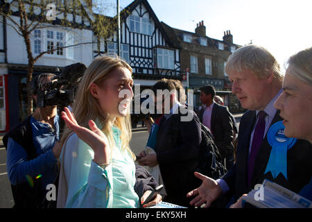 Teddington, Middlesex, Großbritannien. 14. April 2015.  Boris Johnson - der Bürgermeister von London - Besuch Teddington im Rahmen der konservativen Wahlwerbung.  Er tourte um unabhängige Geschäfte in der High Street treffen Menschen vor Ort, begleitet von Dr. Tania Mathias dem konservativen parlamentarischen Anwärter für Twickenham und auch Zac Goldsmith konservative Wartungstafel für Richmond Park. Bildnachweis: Emma Durnford/Alamy Live-Nachrichten Stockfoto